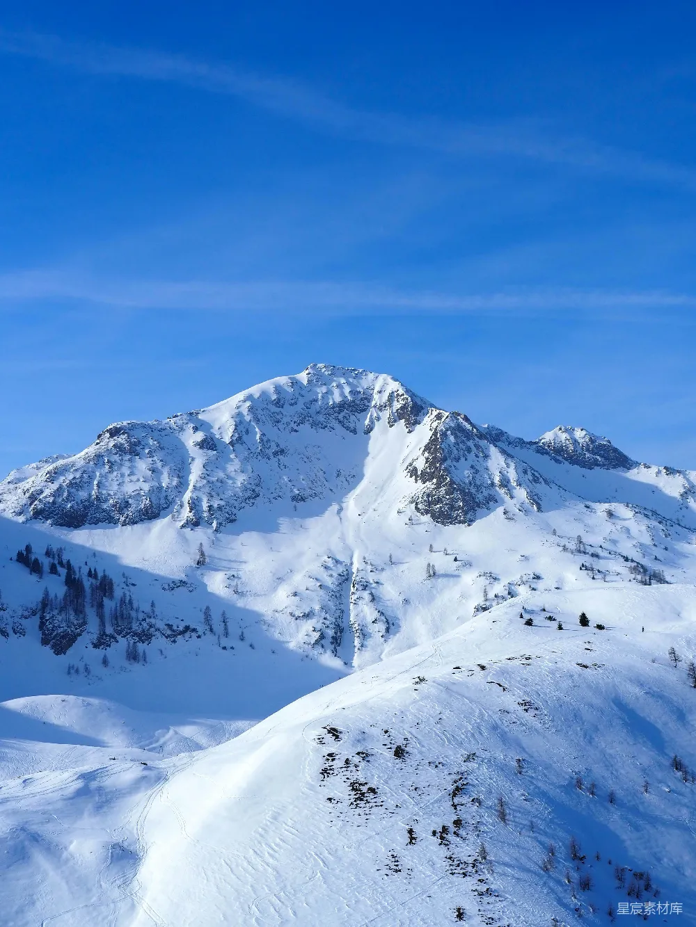 高清摄影 雪山 冬季 自然美景 户外运动 蓝天白云 雪山之巅的宁静
