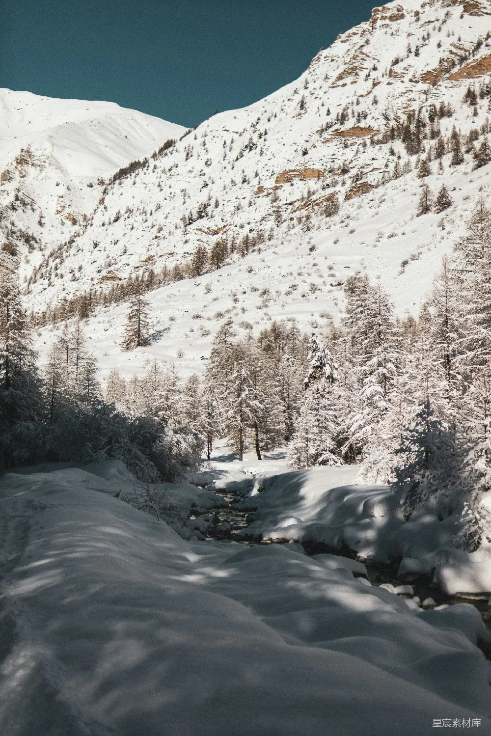 高清摄影 雪景 自然风光 冬季 山脉 宁静 雪景中的小溪