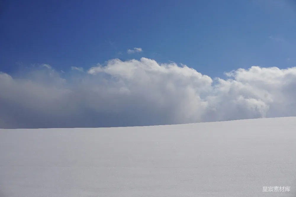 高清摄影 雪原 云层 自然风景 宁静 冬季 雪原上的云层
