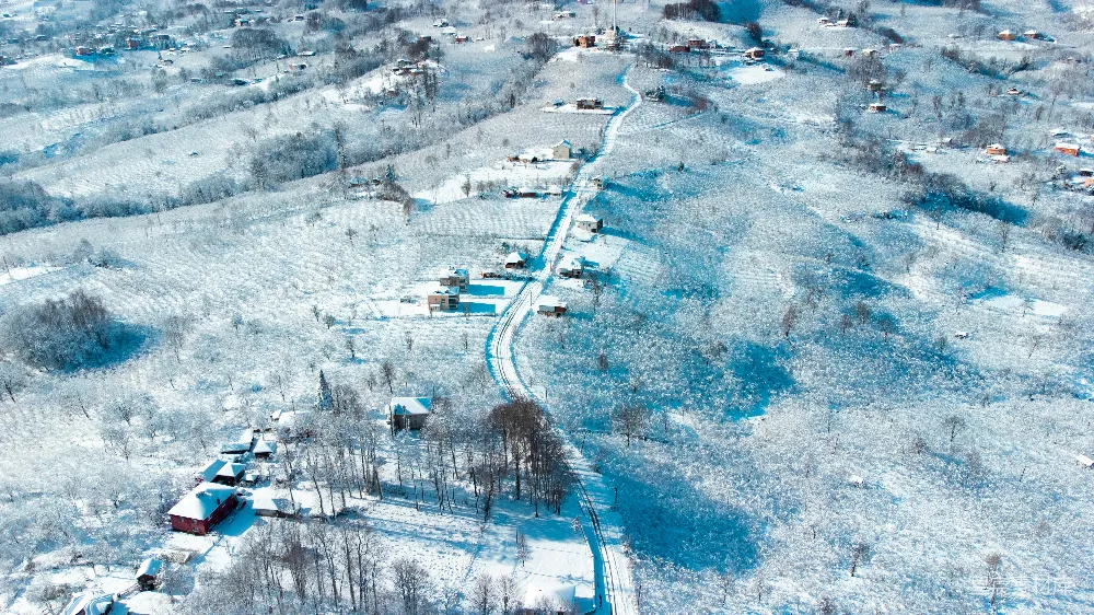 高清摄影 雪景 乡村 航拍 冬季 自然 雪后小村庄的宁静冬日