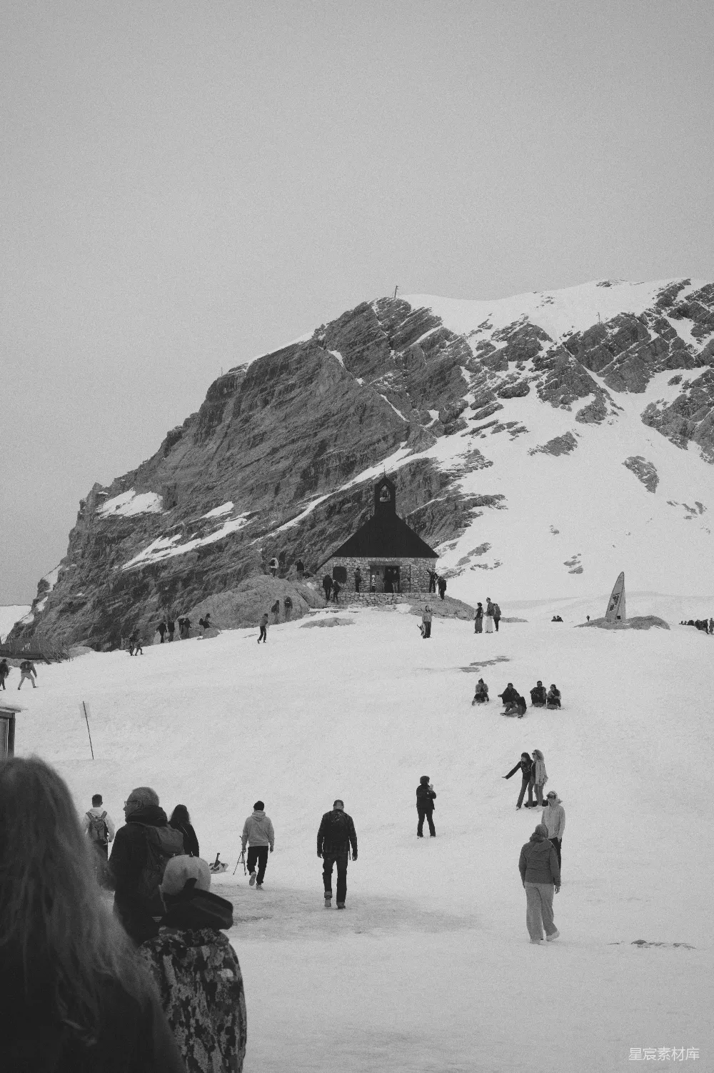 高清摄影 雪景 山地 小屋 徒步旅行 自然风光 雪地小屋与登山者