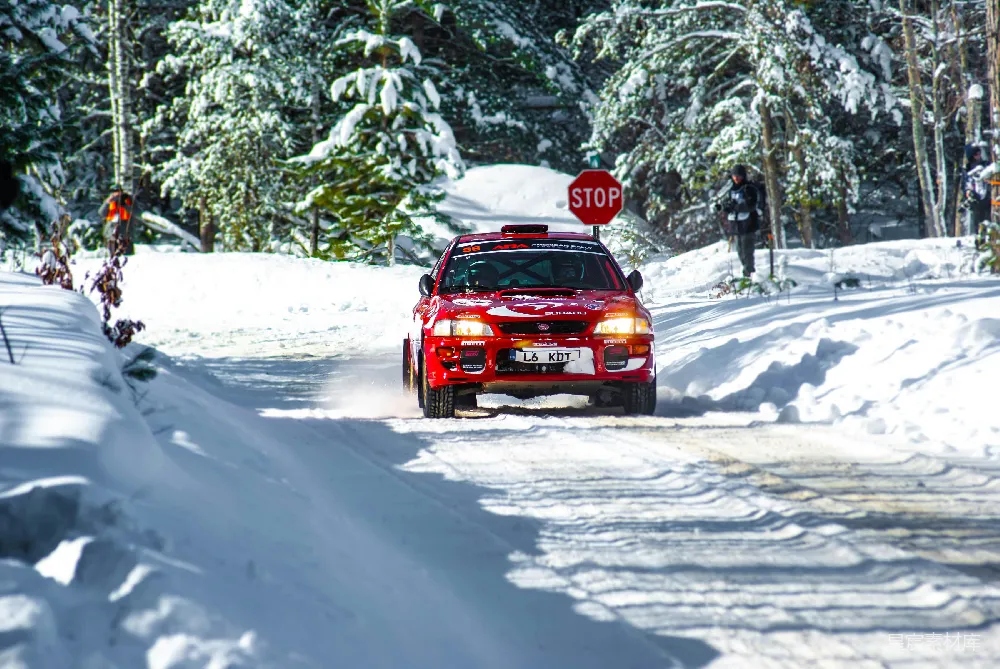 高清摄影 雪地 拉力赛 红色 汽车 冬季 雪地拉力赛中的红色赛车
