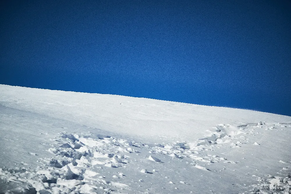 高清摄影 雪地 蓝天 自然风光 冬季 户外 雪地上的蓝色天空