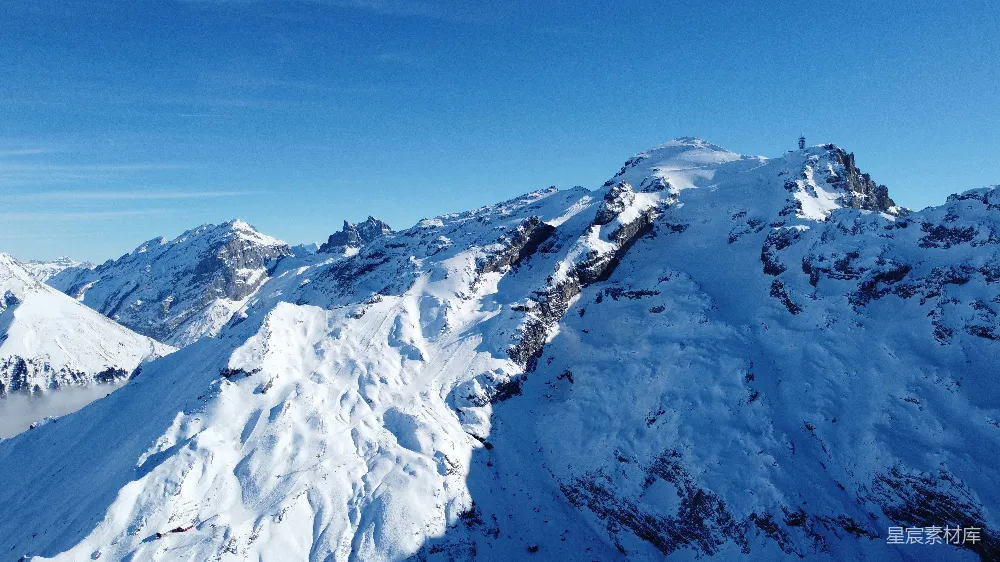 高清摄影 雪山 航拍 自然风光 冬季 户外 雪覆盖的阿尔卑斯山