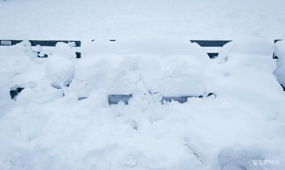 高清摄影 雪景 冬季 户外 静谧 自然 被雪覆盖的长椅