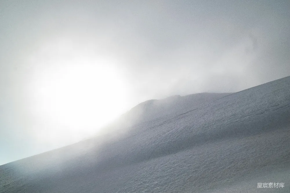 高清摄影 雪地 雾景 自然风光 冬季 宁静 雾中雪坡