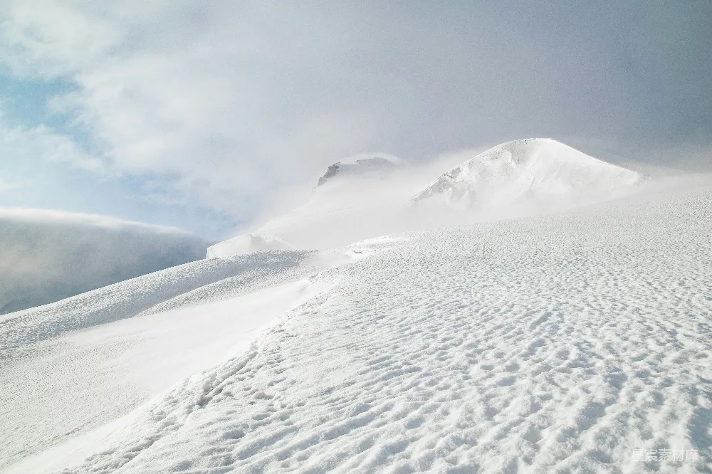 高清摄影 雪山 雾海 冬季 自然风光 户外探险 雪域苍茫：雾海中的山峰