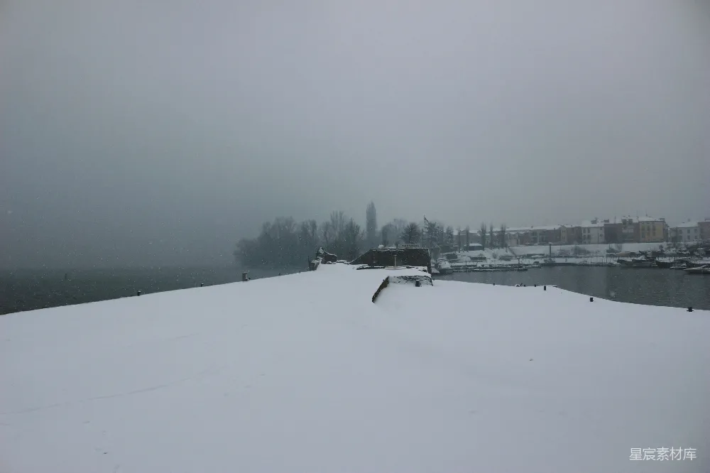 高清摄影 雪景 湖畔 建筑 冬季 自然 冬日雪景中的湖畔与建筑