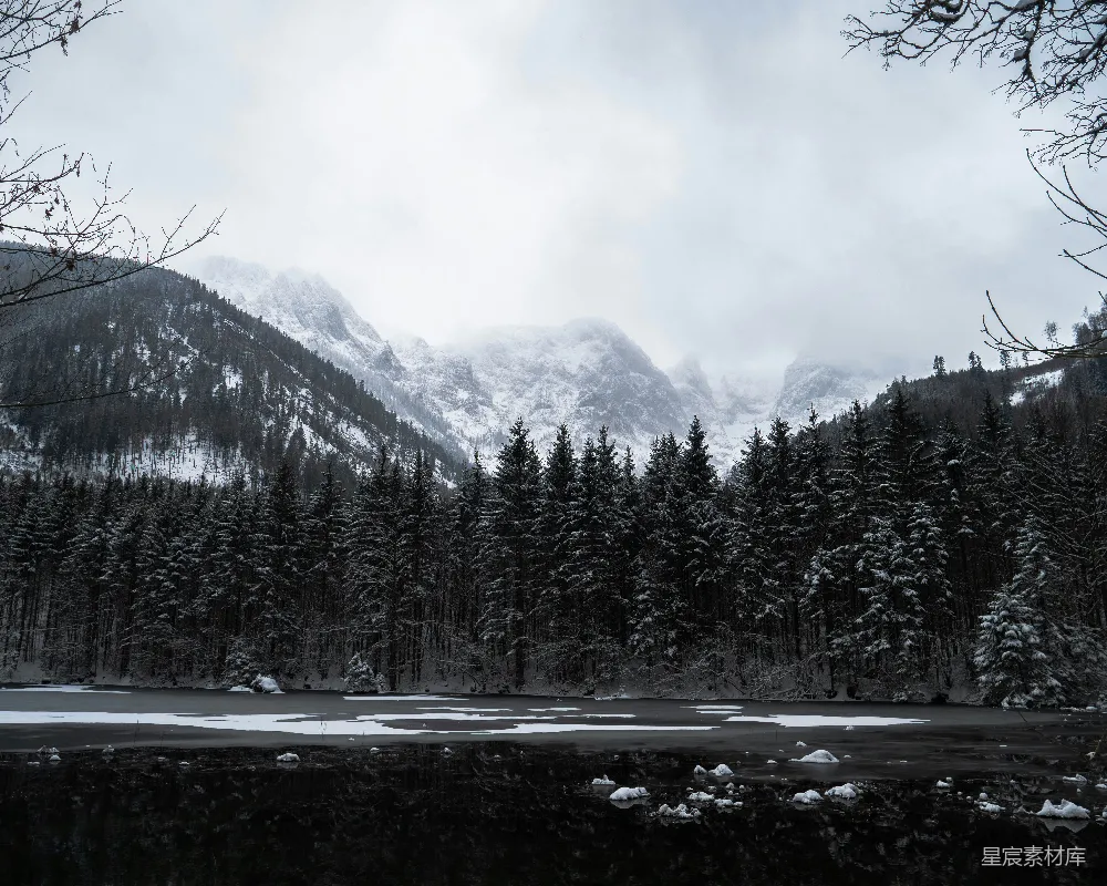 高清摄影 雪山 湖泊 冬景 自然风光 宁静 冬日静谧的雪山湖泊
