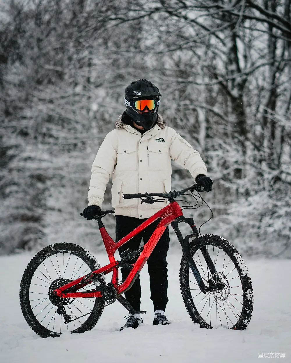 高清摄影 冬季 山地车 户外运动 骑行 雪地 雪地骑行：冬季山地车与骑手