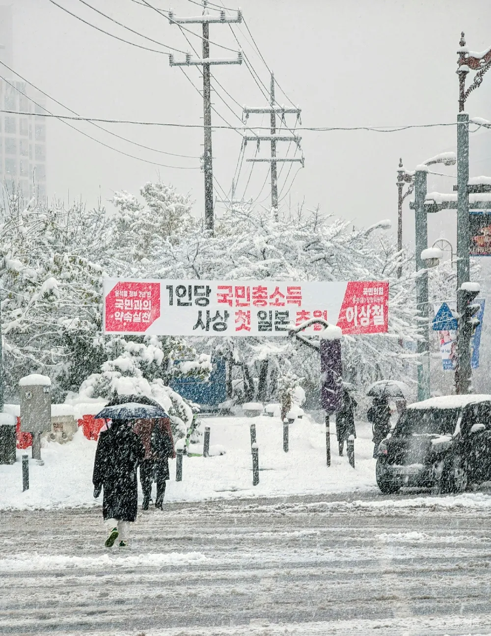 高清摄影 雪景 冬季 城市生活 日常生活 雪中行走的市民