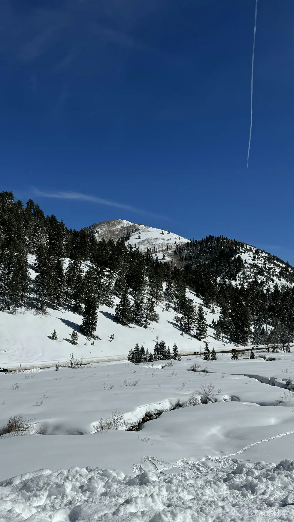 高清摄影 雪景 山脉 自然风光 冬季 户外 雪山下的宁静自然风光