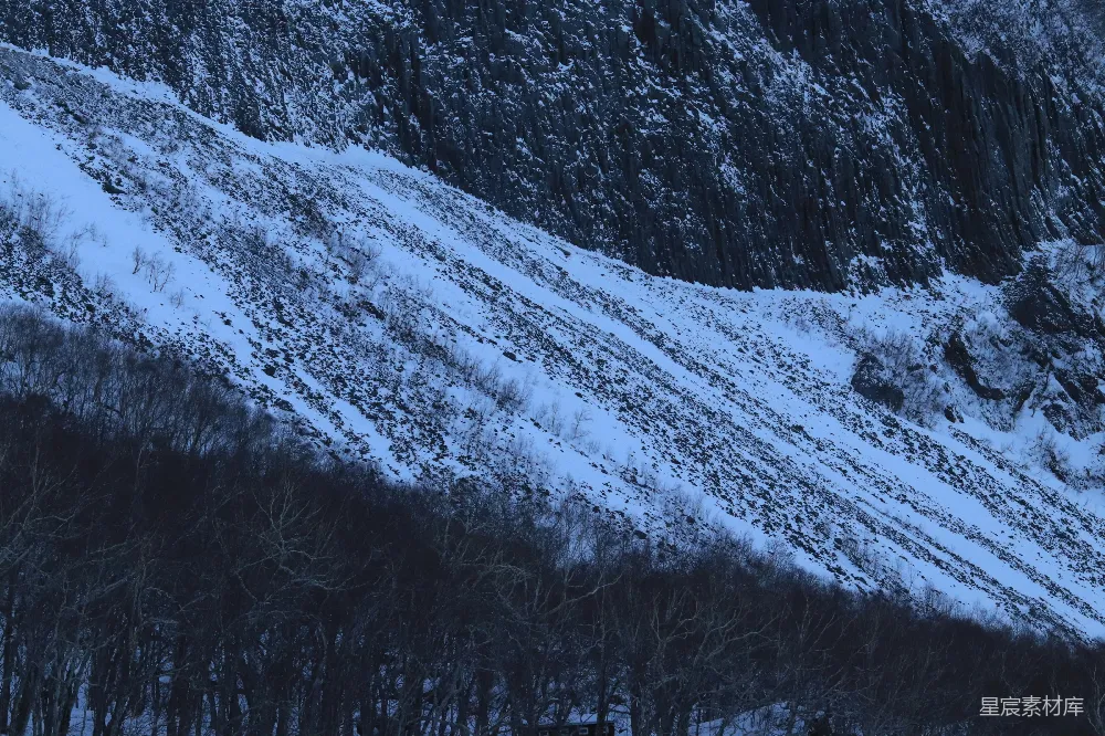 高清摄影 山景 雪景 自然风光 冬季 户外 冬日雪景中的山崖