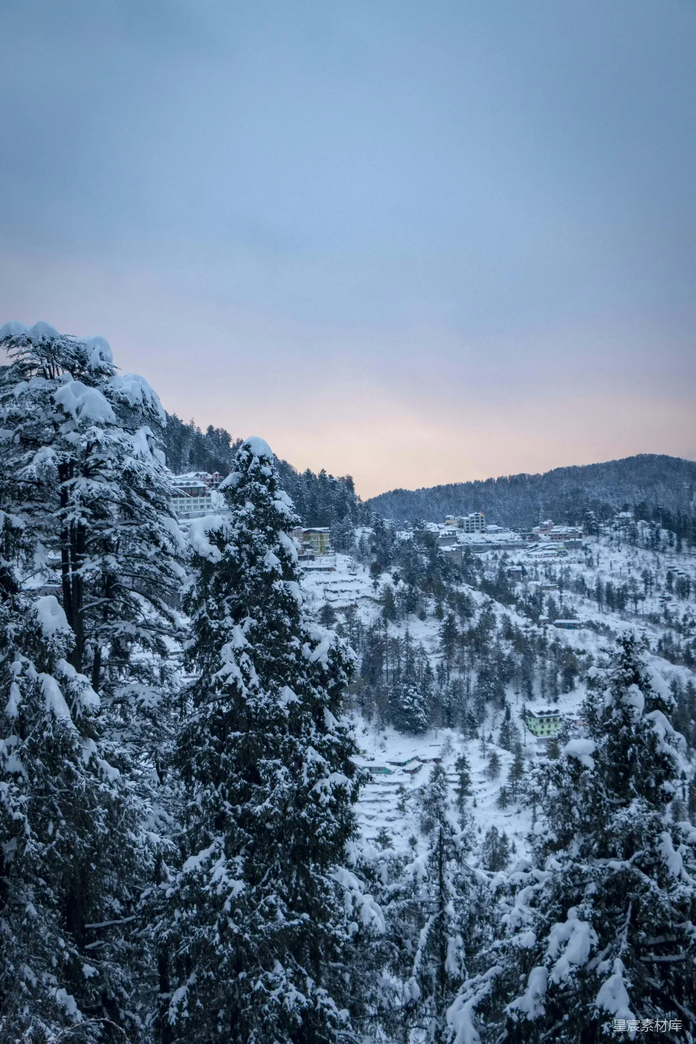 高清摄影 雪景 山间 小镇 冬季 宁静 雪后的山间小镇