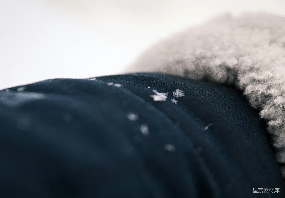 高清摄影 冬季 雪花 毛绒 手部特写 户外 冬日雪花映衬下的毛绒手套