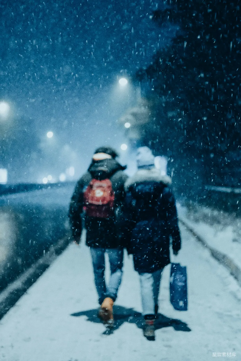 高清摄影 雪景 冬季 情侣 城市夜景 浪漫 雪夜同行