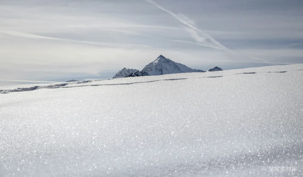 高清摄影 雪景 自然风光 户外探险 冬季景观 宁静 雪原上的山峰