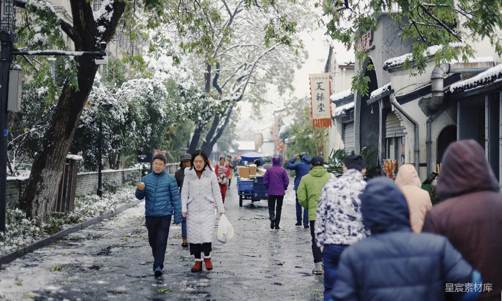 高清摄影 雪景 古街 人们 休闲 雪后古街漫步