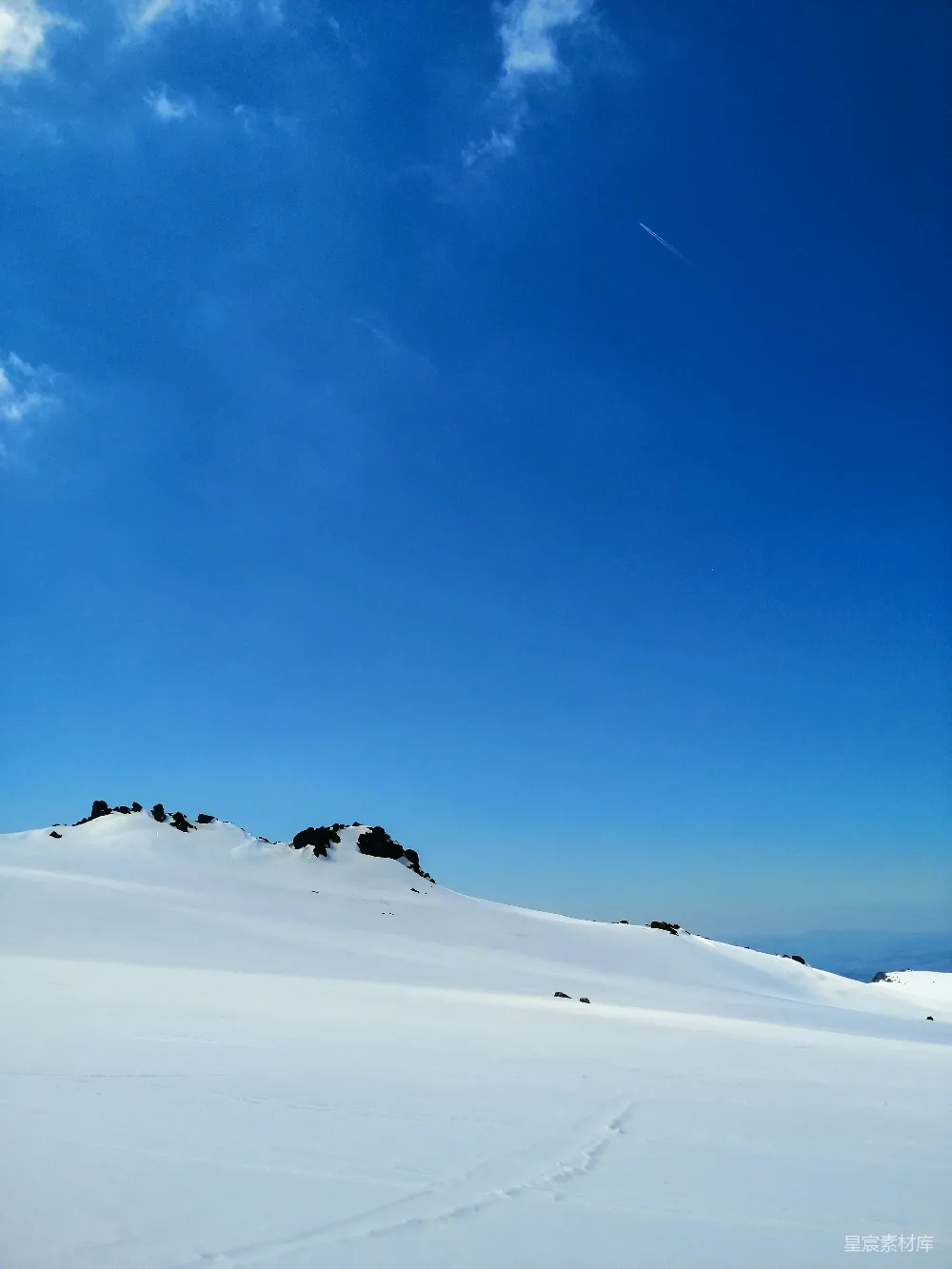 高清摄影 雪地 蓝天 自然风光 户外 冬季 蓝天下的雪地