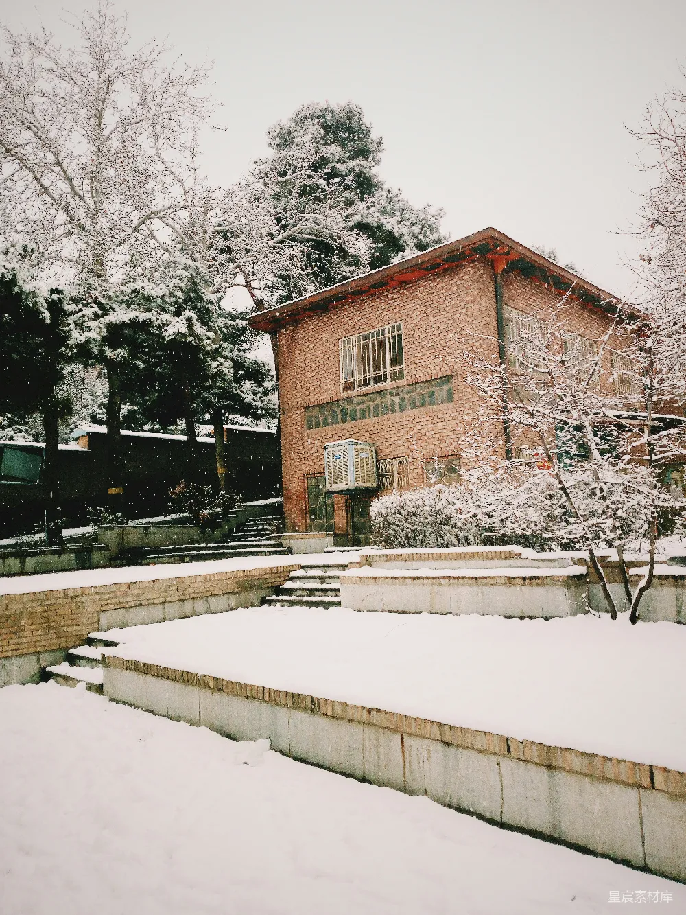 高清摄影 雪景 红砖建筑 冬季 自然风光 静谧 雪后红砖屋