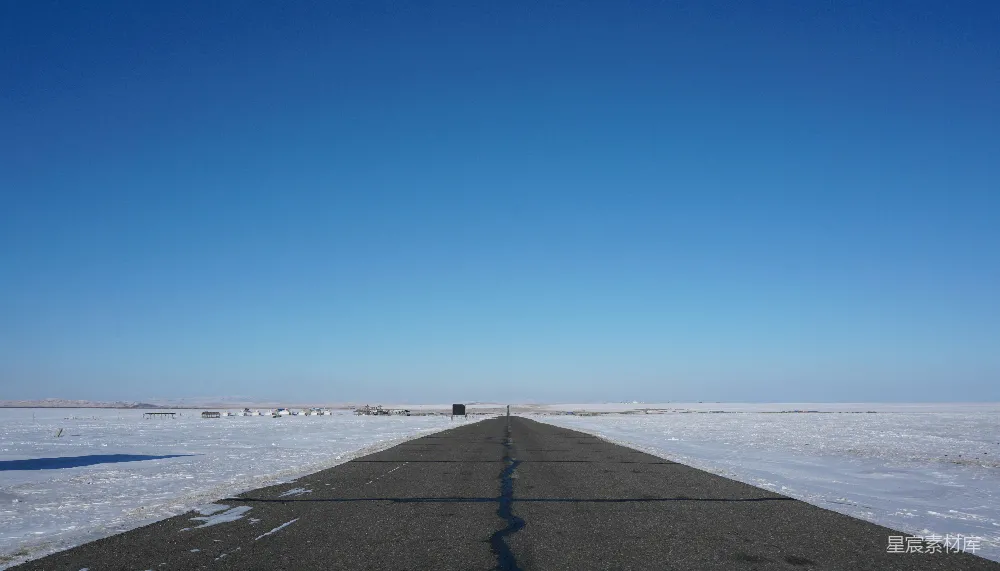 高清摄影 雪地 公路 风景 冬季 静谧 雪地尽头的公路