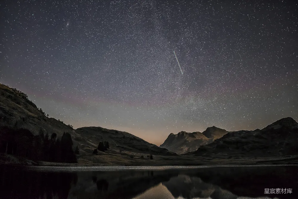 高清摄影 夜景 星空 山谷 自然 宁静 流星划过静谧山谷