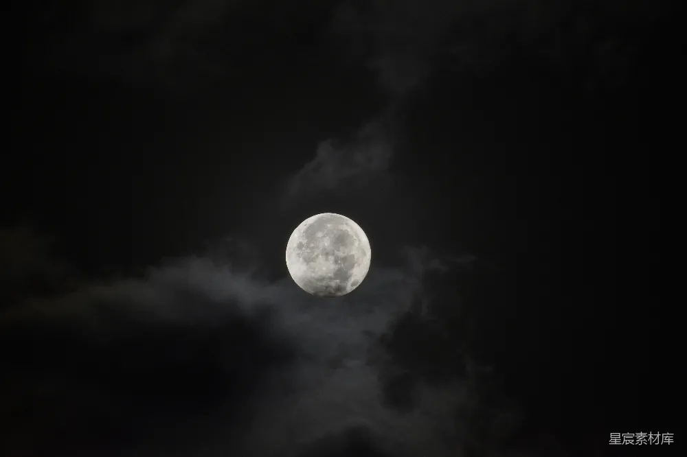 高清摄影 月亮 夜空 云层 自然景观 宁静 月夜云影下的月亮