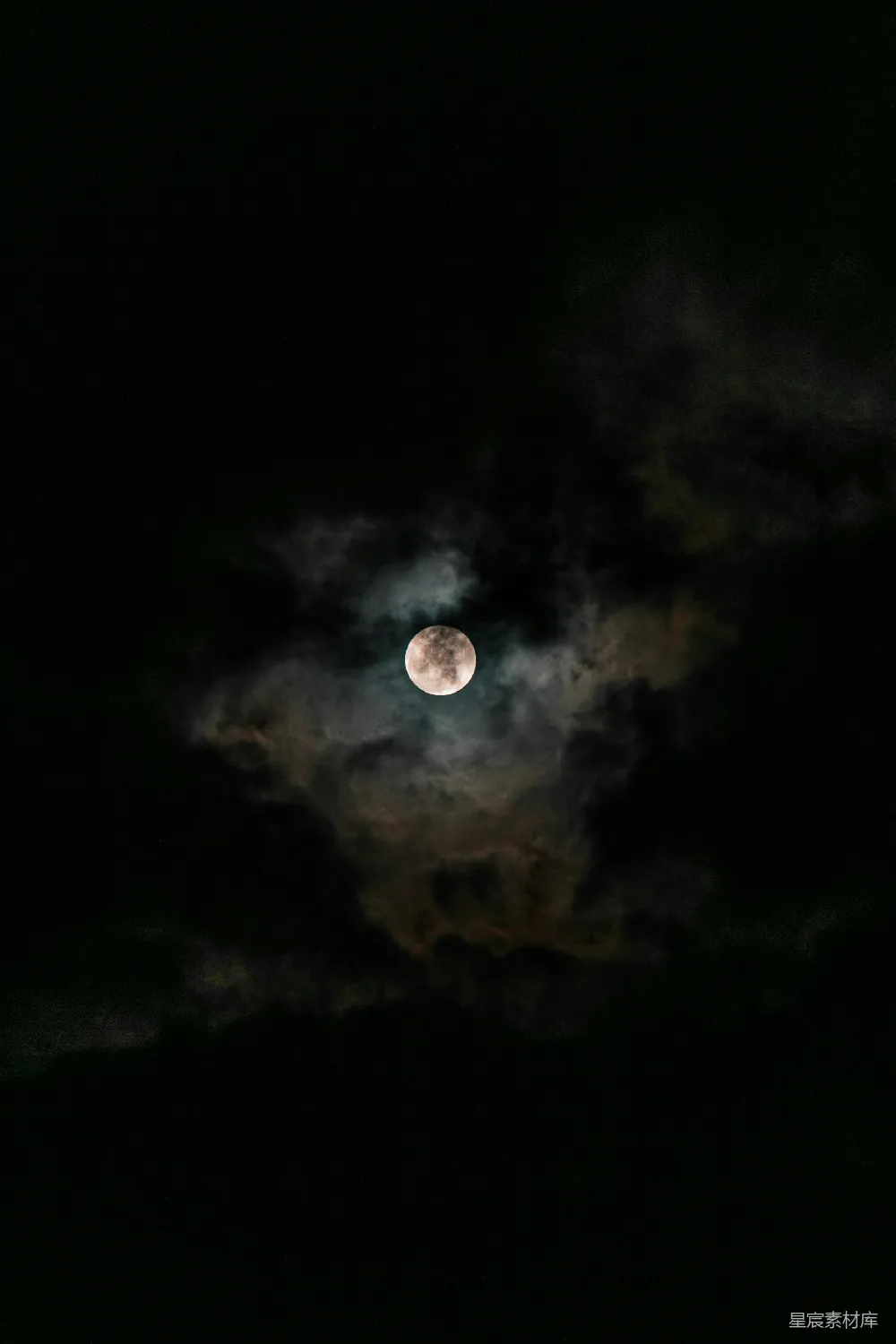 高清摄影 月亮 夜空 云朵 自然美景 宁静 月夜云影