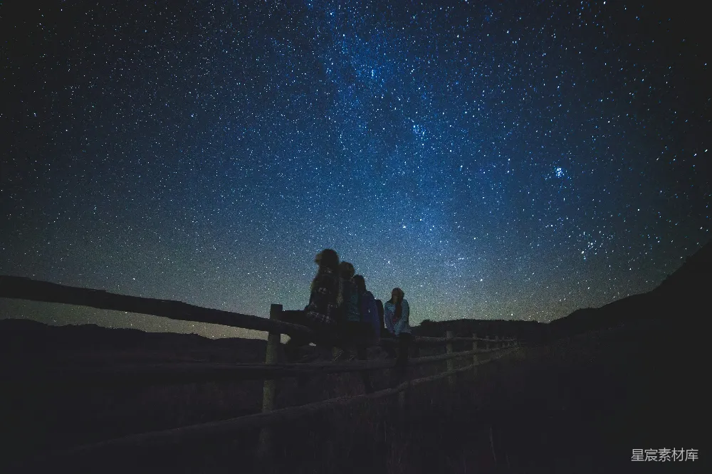 高清摄影 夜空 星空 友谊 户外 宁静 仰望星空的夜晚