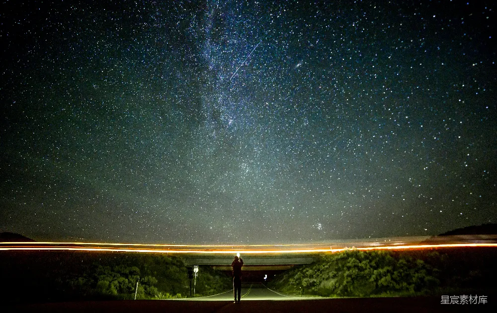 高清摄影 夜景 星空 孤独 静谧 户外 仰望星空下的孤独身影