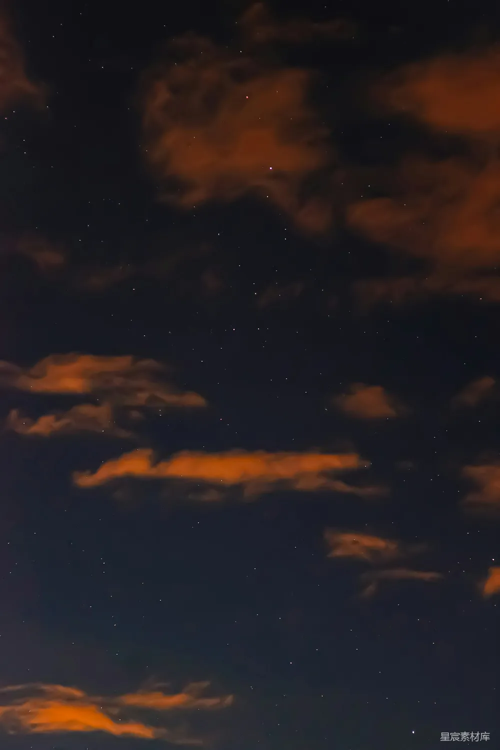 高清摄影 夜空 云朵 星辰 宁静 自然 夜空下的云与星辰