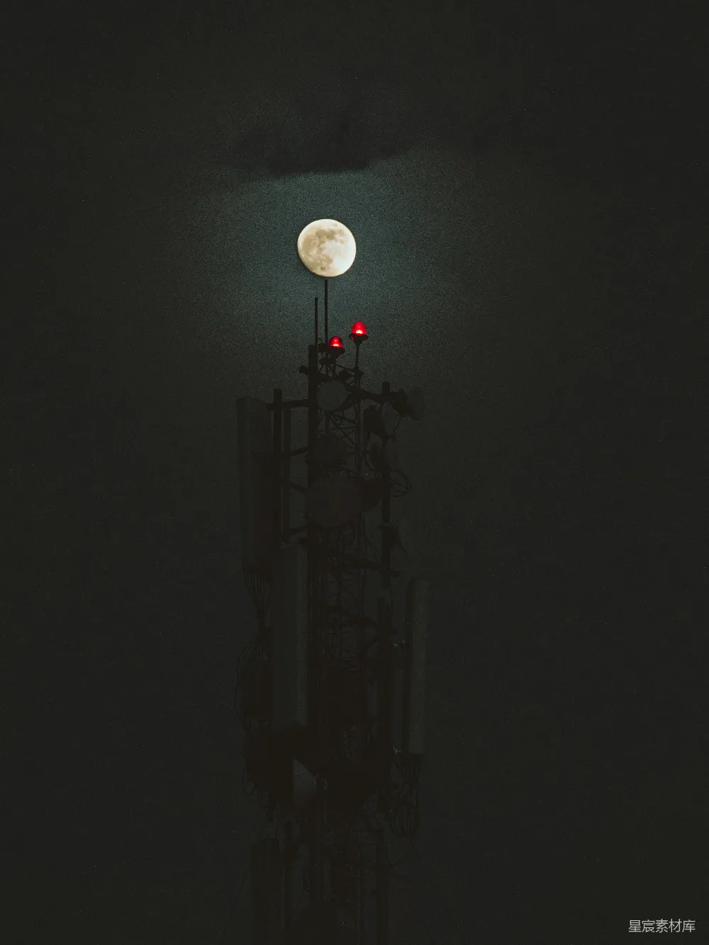 高清摄影 夜景 月亮 通信塔 城市 科技 月光下的通信塔