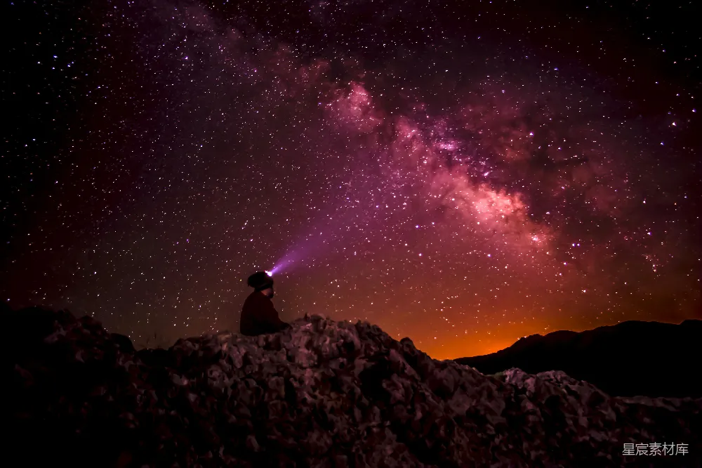 高清摄影 星空 夜景 孤独 自然 宁静 仰望星空的孤独者