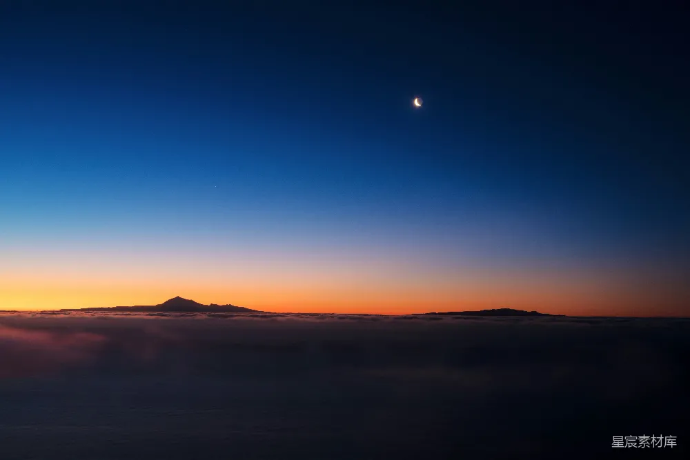 高清摄影 夜景 自然风光 宁静 月光 山川 夜空下的山与月