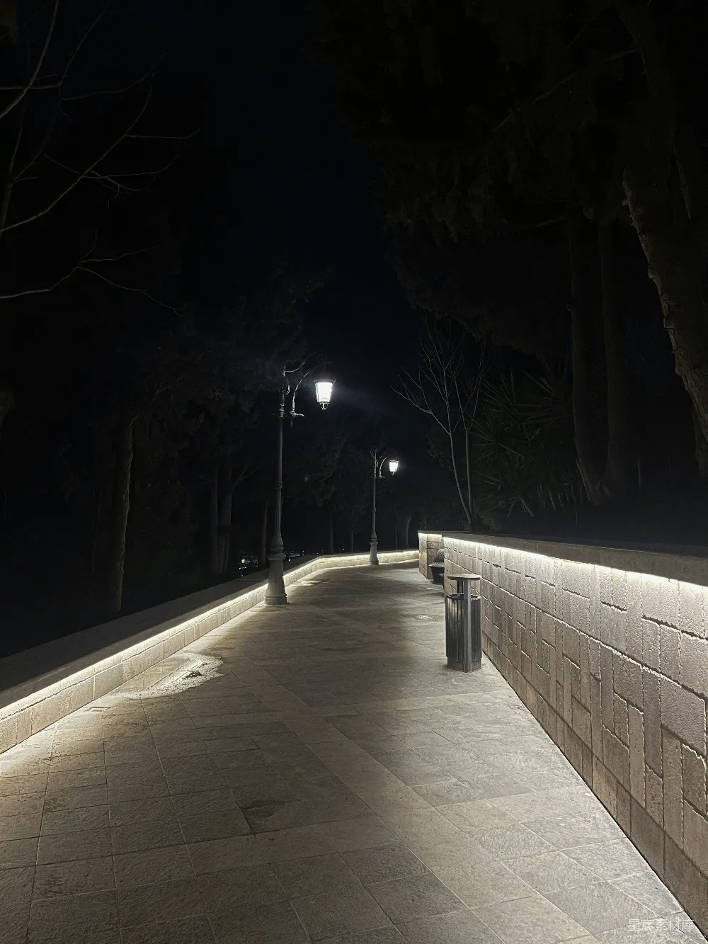 高清摄影 夜景 路灯 石墙 安静 城市 夜色中的路灯与石墙