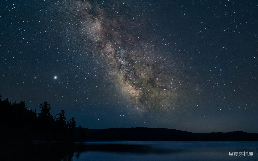 高清摄影 夜景 星空 宁静 自然 摄影 银河与静谧湖畔