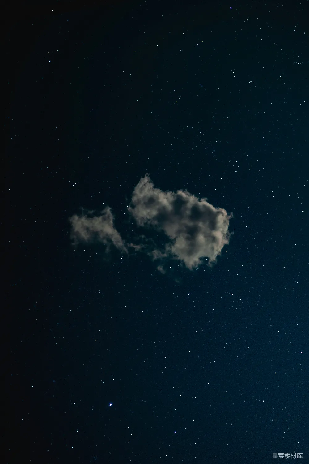 高清摄影 夜空 云朵 星星 宁静 自然 夜空中的云与星星