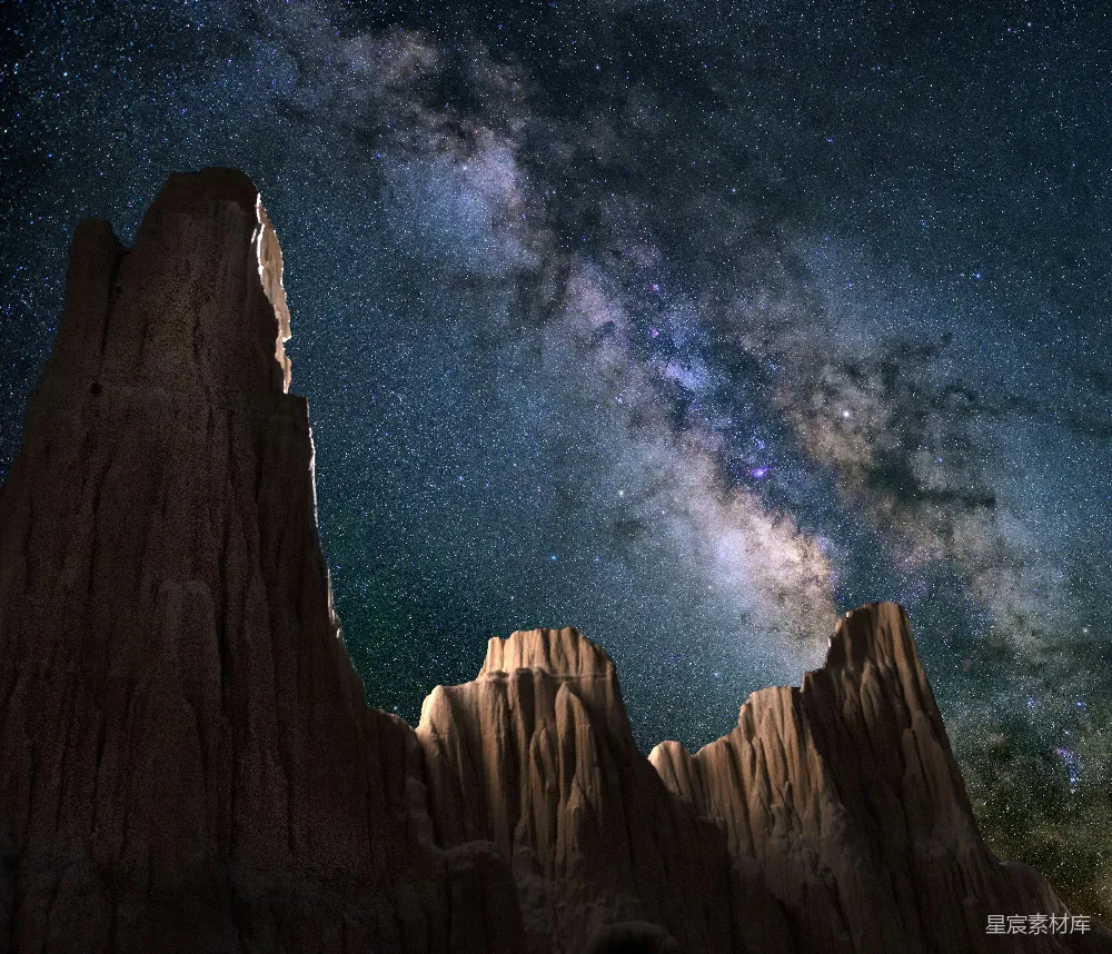 高清摄影 星空 自然风光 夜景 地质地貌 宁静 星空下的岩柱