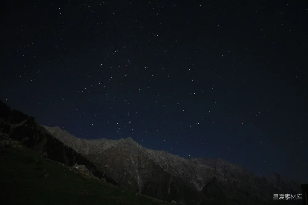 高清摄影 山峰 星空 夜景 自然风光 户外 夜晚的山峰与星空