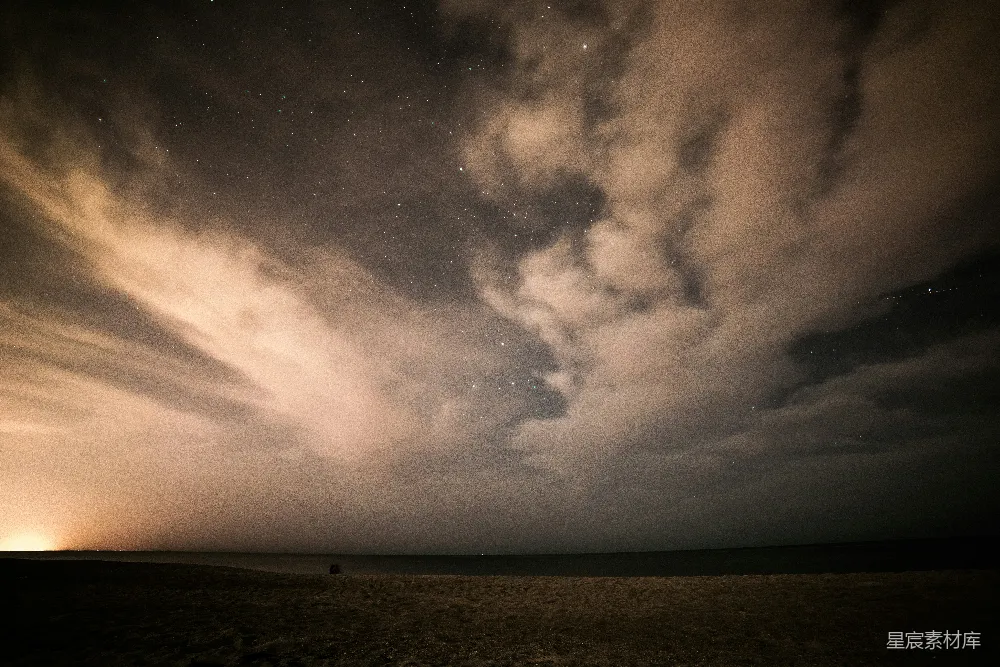 高清摄影 夜景 星空 沙漠 孤独 宁静 夜幕下的星河与孤独身影