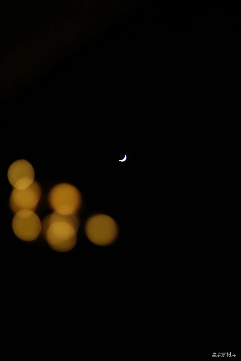 高清摄影 夜景 月亮 灯饰 模糊效果 自然 夜空中的月亮与灯光