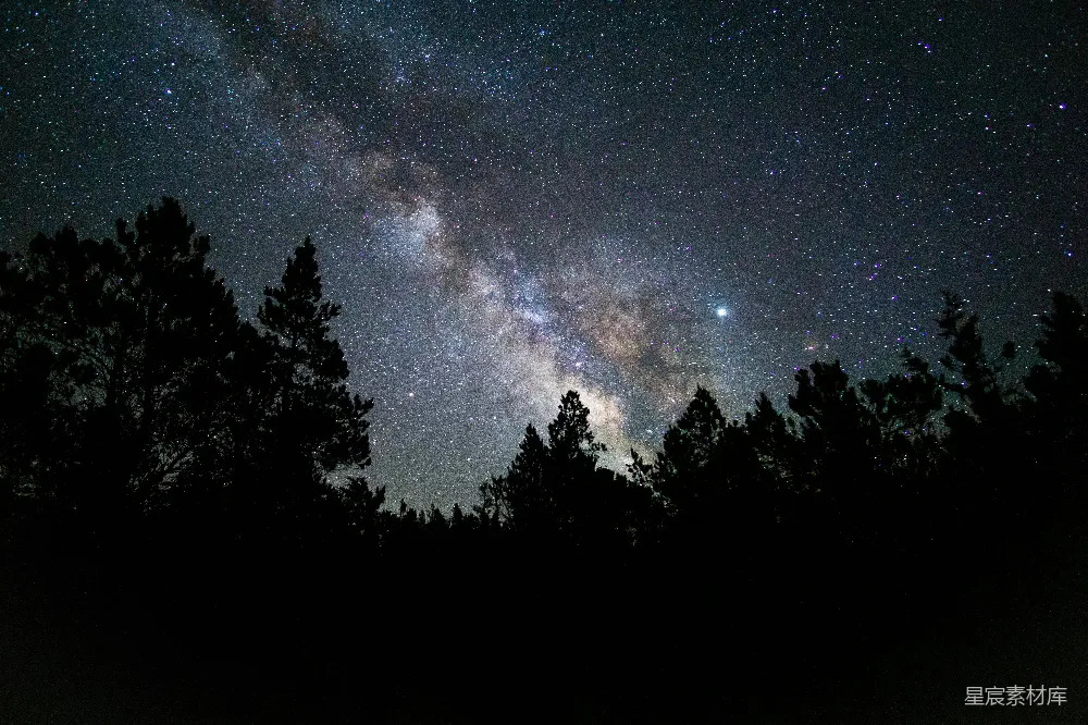 高清摄影 夜空 星河 自然 宁静 风景 银河与山林的静谧夜景