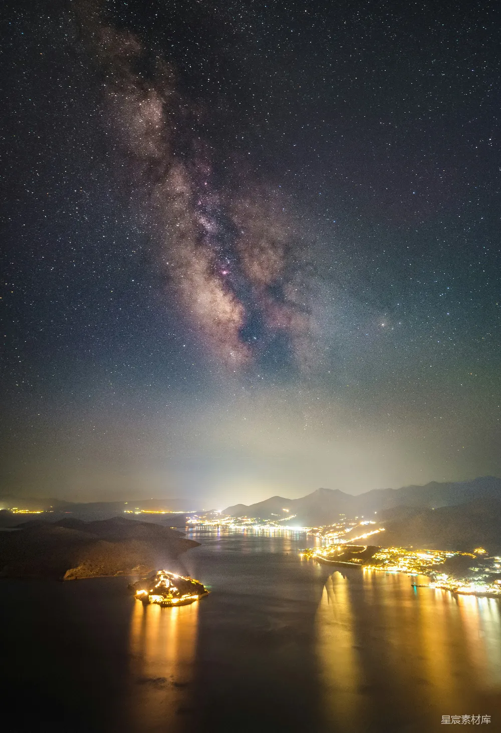 高清摄影 夜景 星空 海湾 自然风光 城市灯光 星空下的海湾