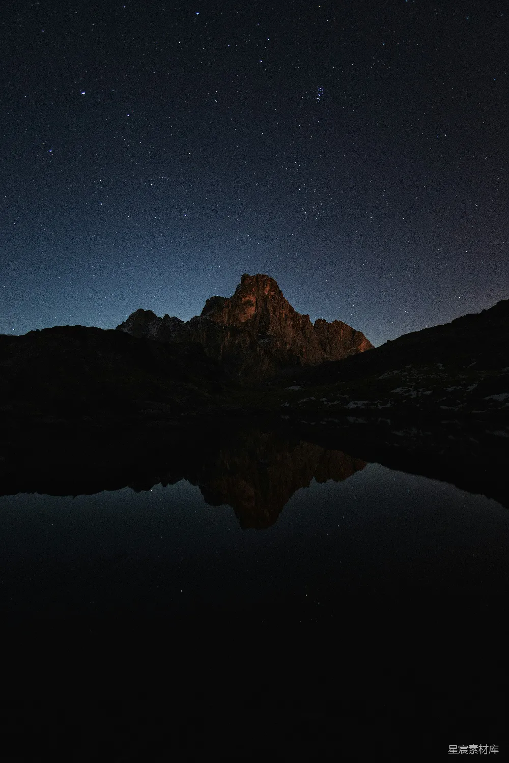 高清摄影 夜景 星空 山峰 倒影 宁静 夜空下的山峰倒影