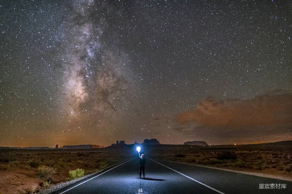 高清摄影 星空 夜晚 孤独 自然 旅行 夜空下的孤独旅者