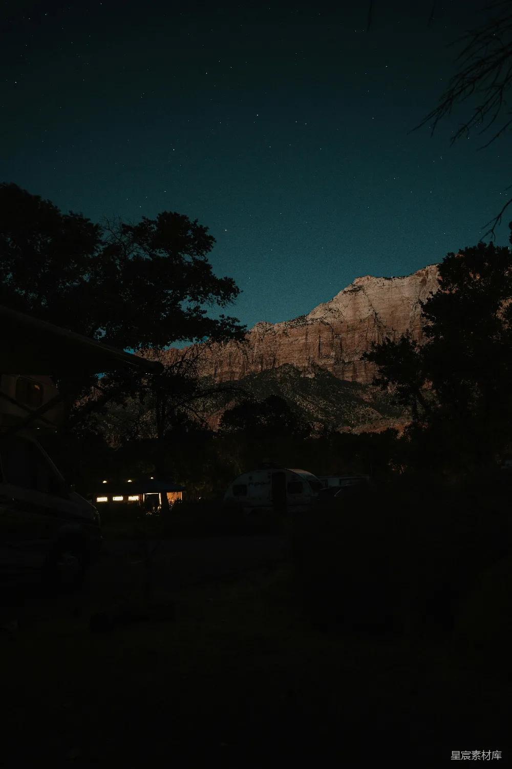 高清摄影 夜晚 露营 山脉 宁静 户外 夜晚露营的宁静时刻