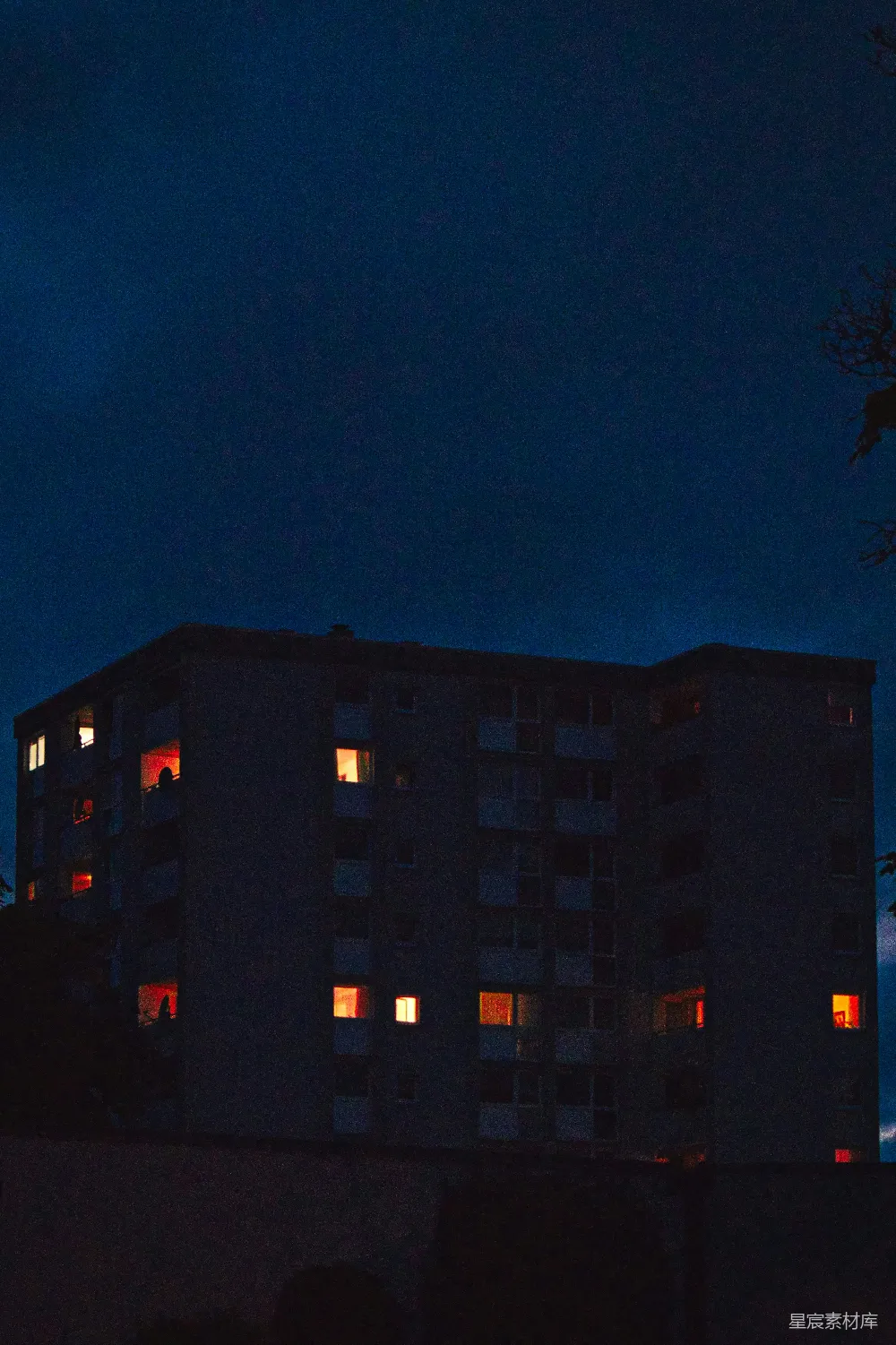 高清摄影 夜景 建筑 城市 静谧 灯光 夜幕下的公寓