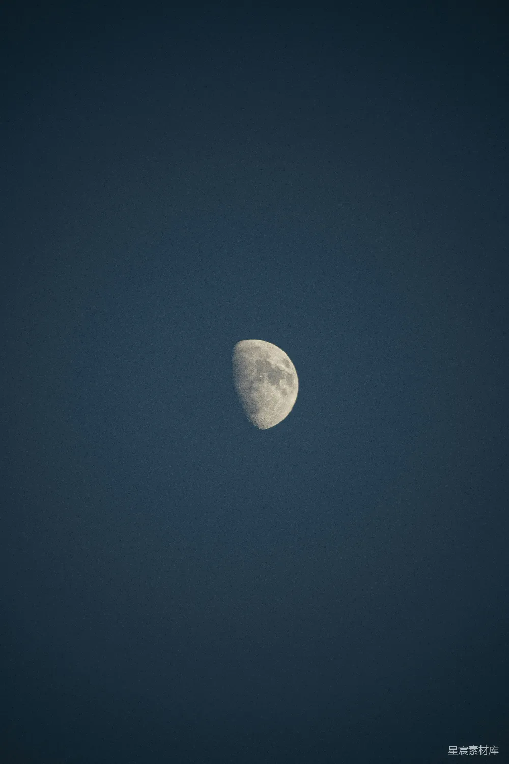 高清摄影 月亮 夜景 自然 宁静 月相 夜空中的一弯新月