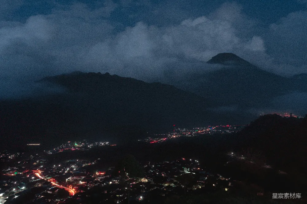 高清摄影 夜景 村庄 火山 自然 宁静 夜幕下的村庄与火山