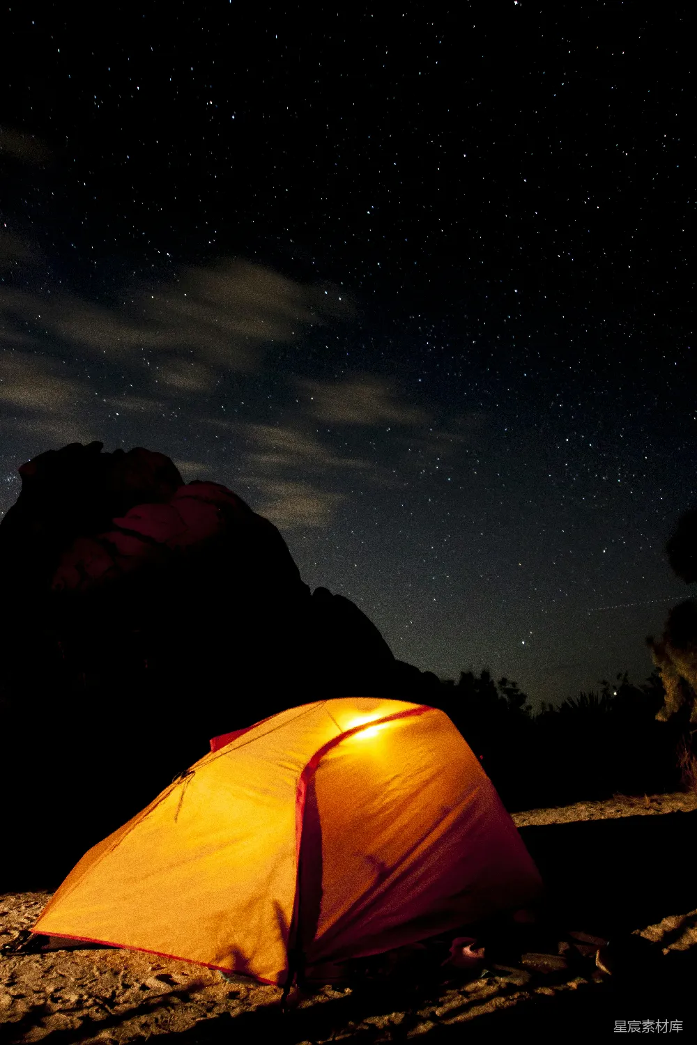 高清摄影 露营 自然 星空 户外 宁静 帐篷下的星空